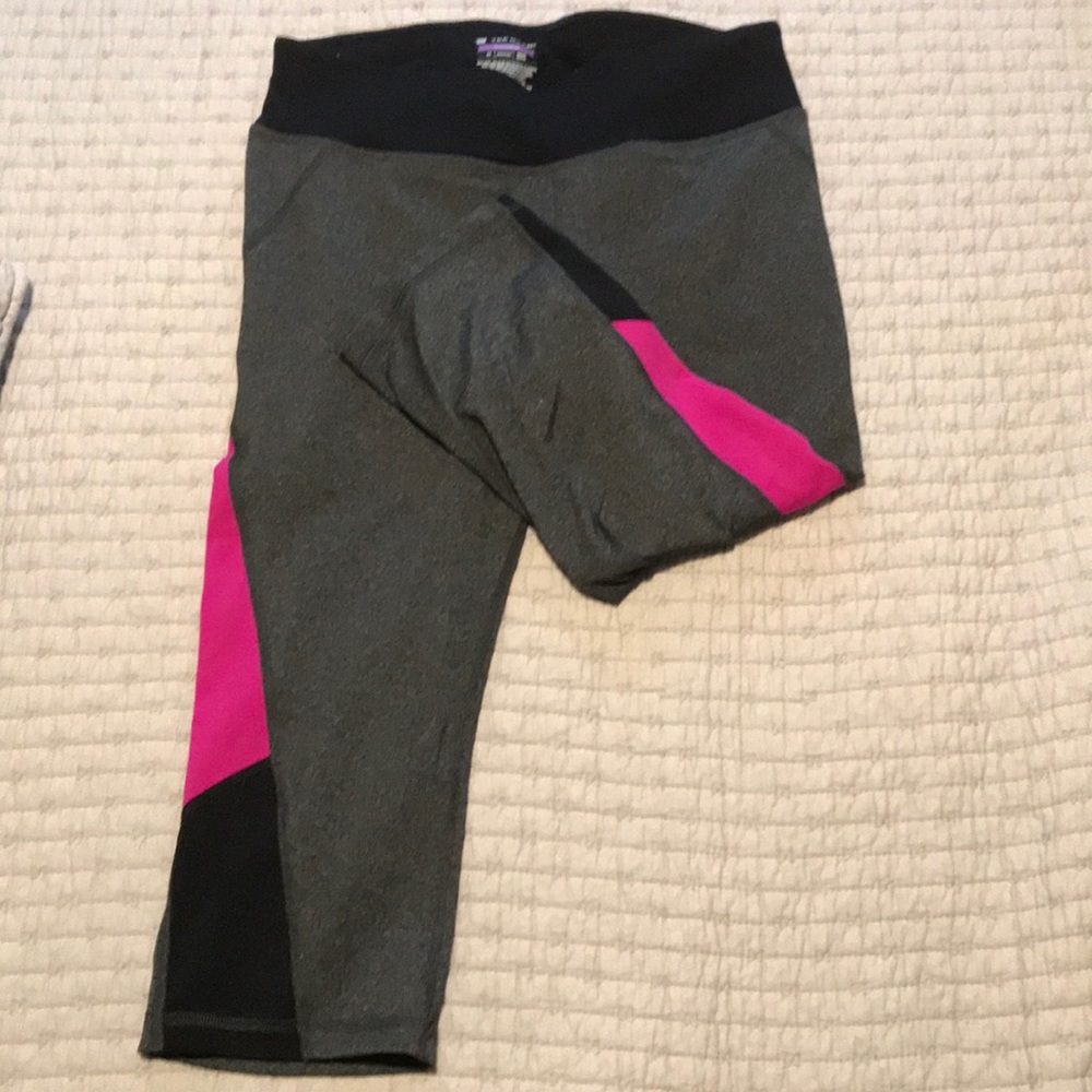 2/18 3/25 4/30 Tek gear Capri pants